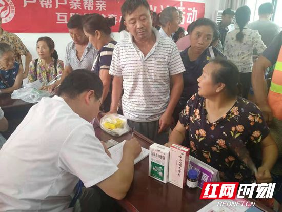 永定区妇幼保健院开展“户帮户 亲帮亲 互助脱贫奔小康”义诊活动
