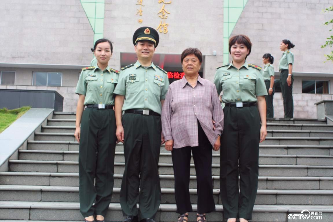 第一代女子民兵连连长汪月霞（右二）（图片由温州市网信办提供）