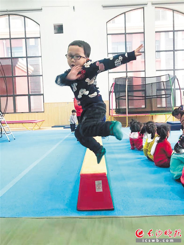 长沙市体操学校定期举行快乐体操免费体验活动，让孩子们像在游乐场一样，潜移默化中接受体操教学。 陈怡 供图