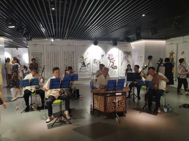 老人载歌载舞欢庆“我和我的祖国——耄耋老人书画展”开幕。长沙晚报通讯员 赵金聚 摄