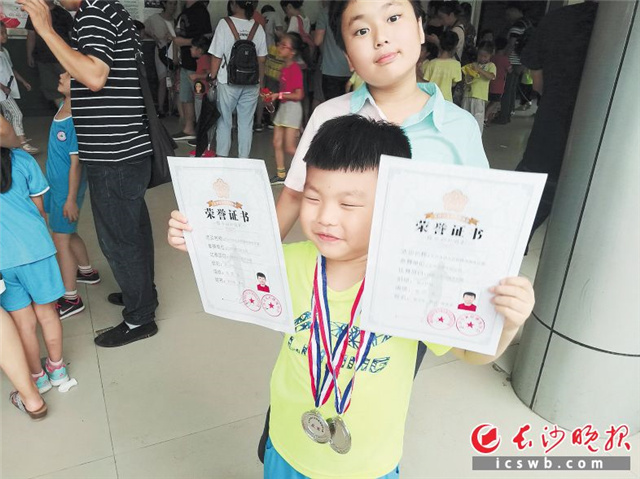 在由长沙市跳绳协会组织的幼儿趣味跳绳比赛中，小朋友郑好获得了两枚奖牌之后，眼睛都笑得眯了起来。 长沙晚报全媒体记者 郑湘平 摄