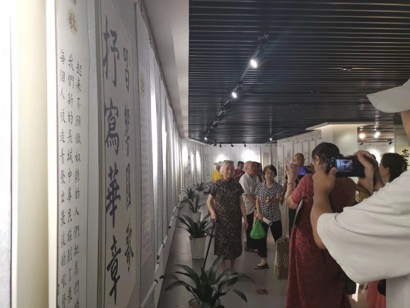 展出的书画作品大多出自福利院耄耋老人之手。长沙晚报通讯员 赵金聚 摄