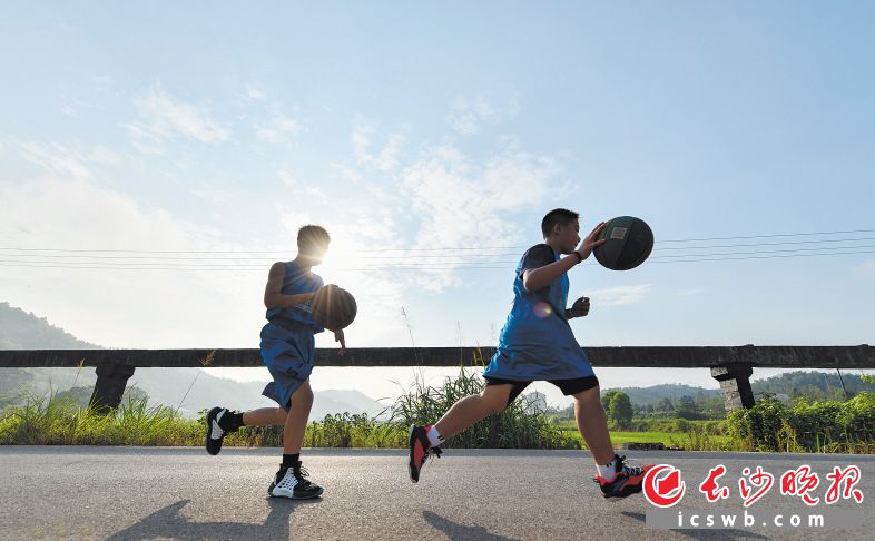 　　↓“带球”“运球”是篮球的基本功，也是追寻梦想的乡村少年们每天必须训练的。