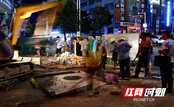 围观市民纷纷交口称赞：供水管道改造施工人员想市民所想，为市民所为，连夜挑灯加班施工精神可嘉，难能可贵。