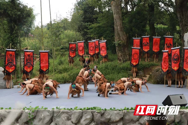 讨念拜”和“讨僚皈”是这支仅存万余人的花瑶的独有节日，最早属于“祭日”，是针对建统治王朝血腥屠杀而自发形成的“祭日”。