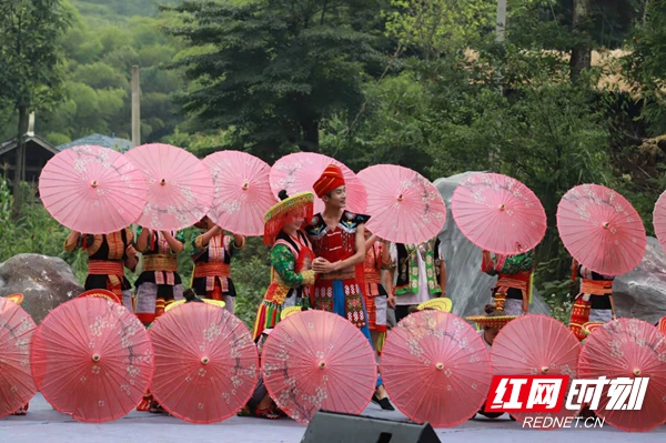 庄严敬颂生命圣神，激情讴歌男欢女爱，特别是花瑶婚俗。