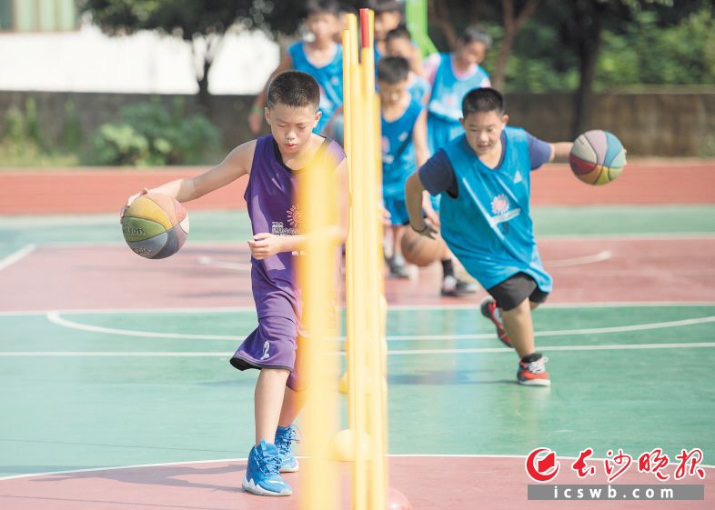 　　王祖隆从5岁开始练习篮球，是队里的“得分王”，他正带领队员们进行“过人”训练。