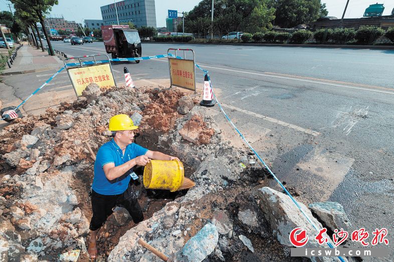  　　工作人员将施工坑内的积水排出。　　均为长沙晚报全媒体记者 黄启晴 摄