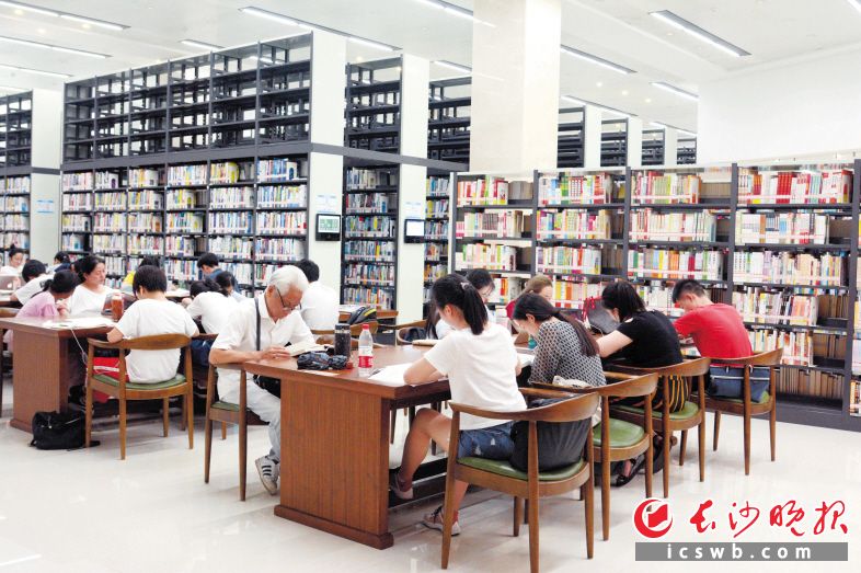 　　暑期，市民争相到长沙图书馆看书“充电”。长沙晚报通讯员 李波 供图