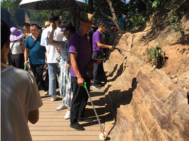 暑期旅游迎高峰战高峰，机关工作人员协助袁家界景区搞好旅游接待工作