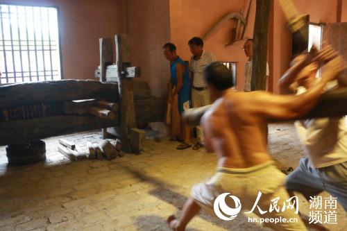 平安村的师傅正在古法榨油。