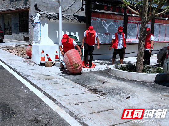 争做新时代“螺丝钉”—泗南峪社区开展卫生清扫活动