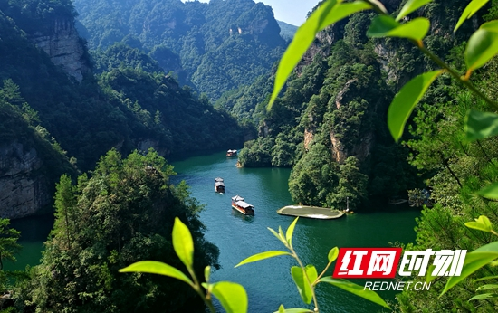 张家界宝峰湖景区：碧水青山漾轻舟