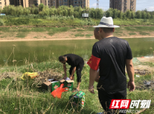 鲜花换纸钱 东屯渡社区倡导祭扫移风易俗