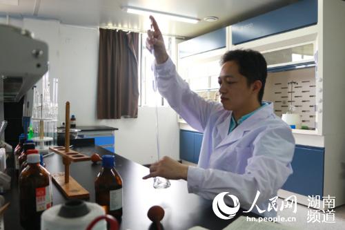 工作人员在做液相含量前处理工作