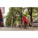 【烈日下的坚守】环卫工人：干脏累的活　留净美的环境