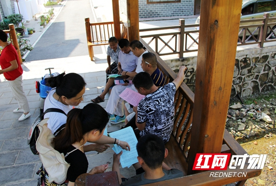 武陵源区林业局进社区开展平安创建满意度走访