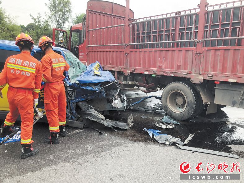 　　现场，消防指战员实施救援。长沙晚报通讯员 胡宇波 供图