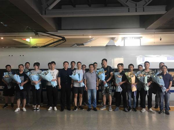 团伙假扮女网友骗男玩家充值指定游戏 被押解回沪