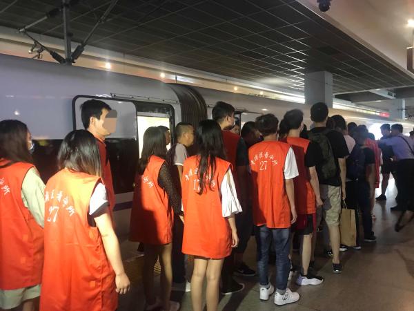 团伙假扮女网友骗男玩家充值指定游戏 被押解回沪