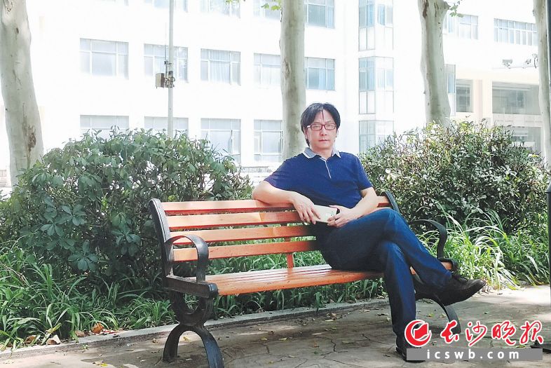 人物名片 王云飞,男,1966年10月生,安徽肥东人,获武汉大学历史学博士学位。现为安徽大学社会与政治学院副教授,硕士生导师,多家电视媒体特约评论员。主要研究方向为农村社会学、政治社会学、法律社会学。