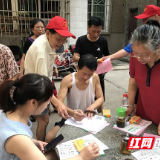 垃圾分类怎么分  “党群志愿团”一对一为居民讲解