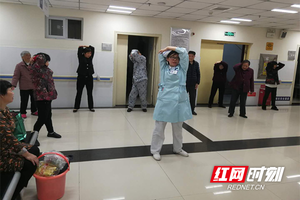 《呼吸空间》：
 大家跟我一起动起来，跟着呼吸的节拍，一起锻炼肺功能！