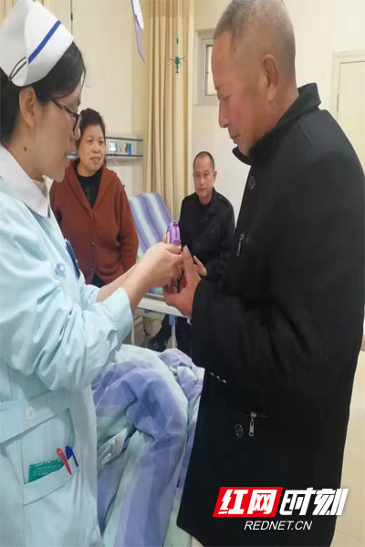 《老乡》：
  综合内科护士长贴心用患者家乡话沟通设备使用。