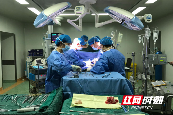 《凌晨一点的手术间》：
 凌晨一点，一台急诊主动脉夹层手术正在进行…….