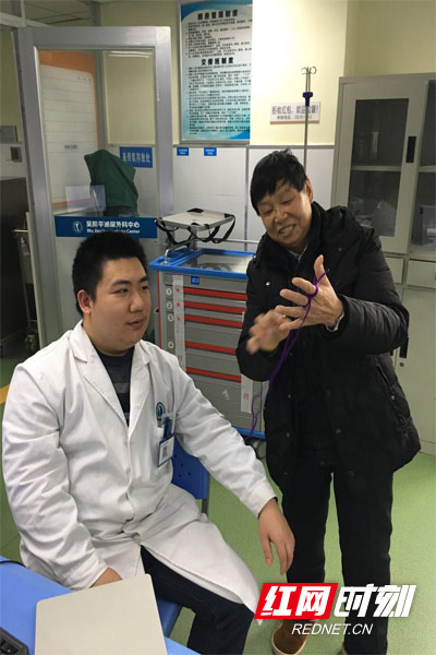 “健康所系，性命相托”是他们的职业誓词，
更是他们崇高医德和无私精神的映照。
你可知道，口罩下的无声，
是对生命相托的专注；
你可知道，一袭白衣之下，
有颗仁爱济世的至诚之心
在中国医师节到来之际，株洲恺德心血管病医院特展出首届“不忘初心·恺德瞬间”手机摄影大赛优秀作品，让我们一起感受这些温暖瞬间，祝所有医务人员节日快乐！


《你给我治病，我给你欢乐》：
这位聋哑老人康复了，他通过变魔术表达感谢。