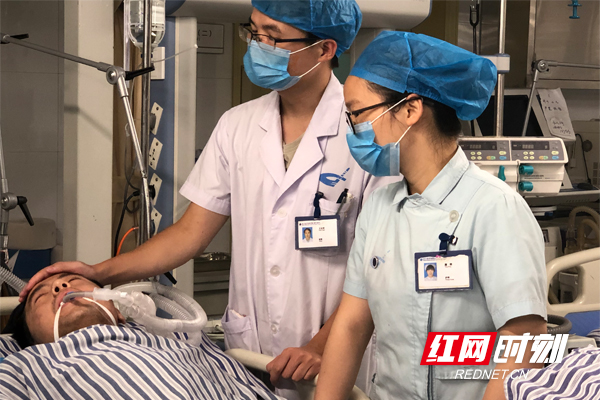 《陪伴》：
 患者不安的心，医护人员温柔的抚慰，细心的陪护。