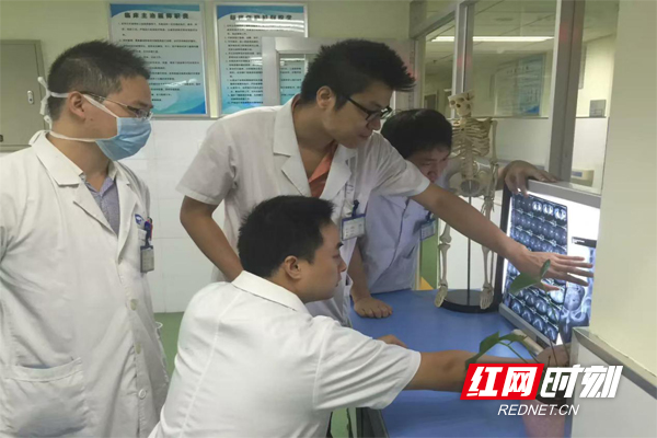 《齐心协力》：
骨科阳辉主任带领医生们看患者CT片，精心做着术前准备。