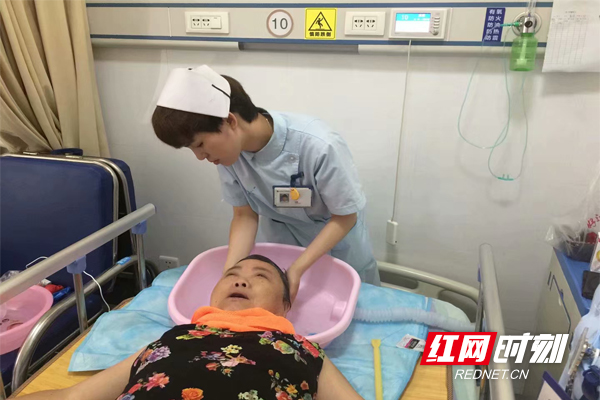 《温馨一刻》：
 骨科护士利用休息时间给一位外伤卧床患者细心地洗头发。