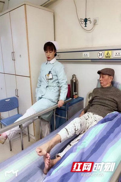 《心衰体操》：
  我院护士为长期卧床的心衰患者制定了一套床上康复操。