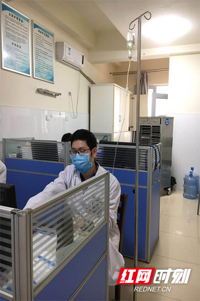 《需要》：
  李医生生病了，打着点滴的他，坚守岗位，只因为病人需要他。