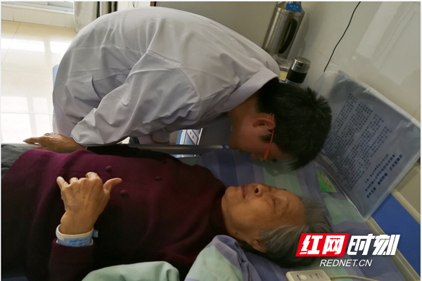《医者仁心》：
因患者耳背，杨凯医生就这样弓着身子和她沟通十多分钟。