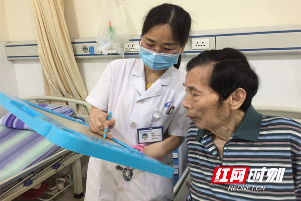 《用心沟通》：
为了和一位有听力障碍的患者沟通，呼吸内科戴主任贴心用上了写字板。