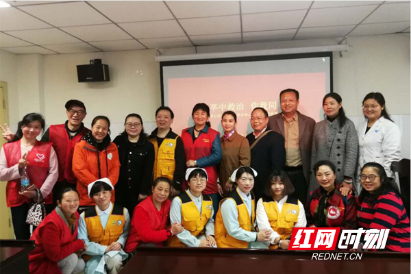 《卒中公益行》：
 医院卒中中心负责人齐义主任 为小茨微檬志愿者们开公益讲座。
