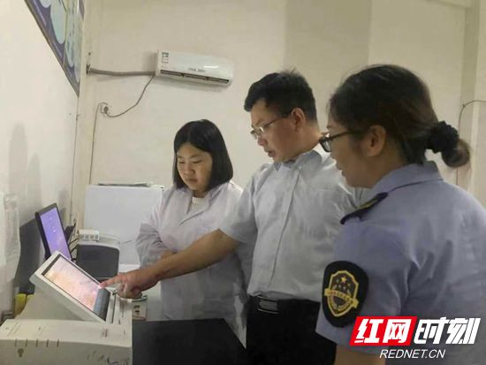 秦进廷督查城区农贸市场创国卫和食品快检工作