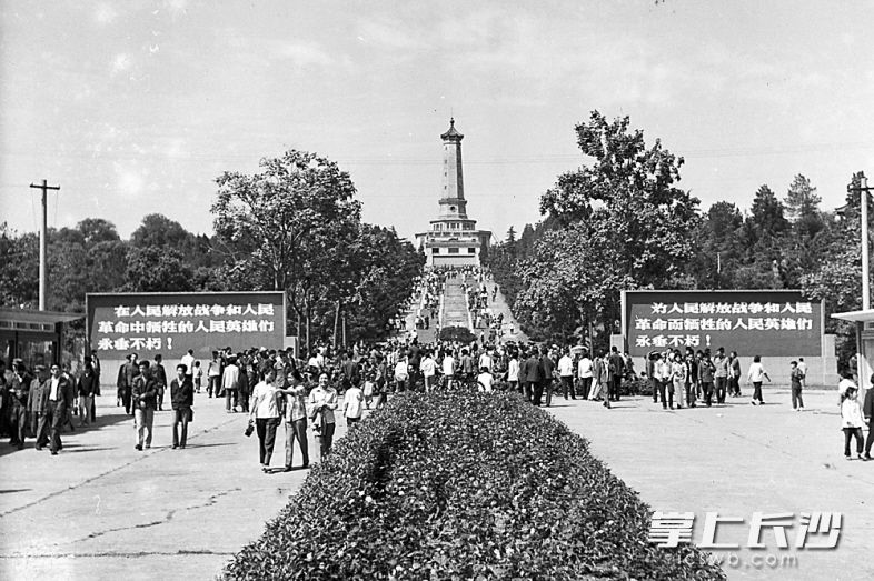 　　↑1979年10月1日，新中国成立30周年，烈士公园游园活动吸引了众多市民。