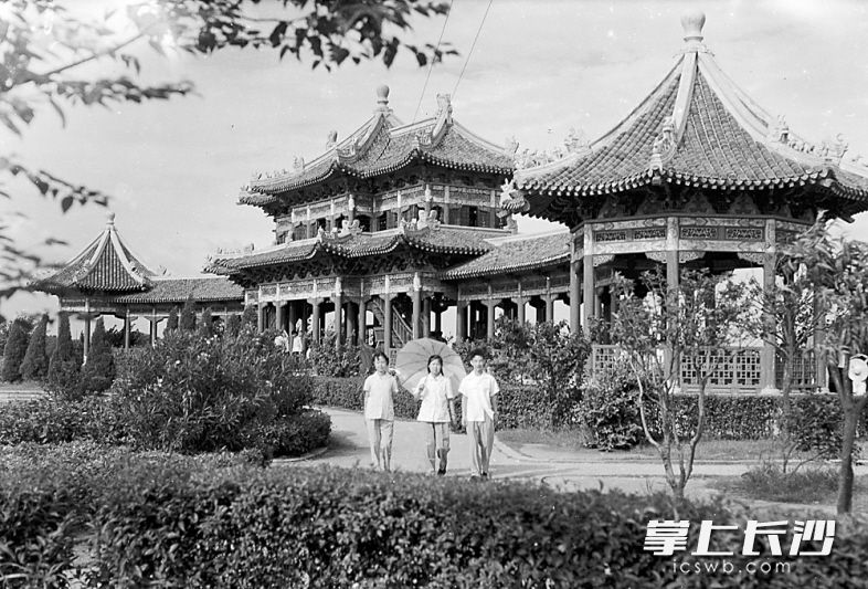 　　1957年7月28日，宋代建筑风格的烈士公园长亭下，游人络绎不绝。