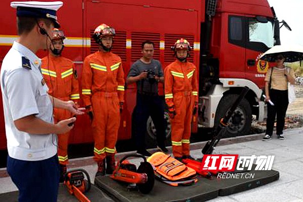 8月15日，冷水江市消防救援大队消防指战员进行了消防器材展示。DSC_8901.jpg