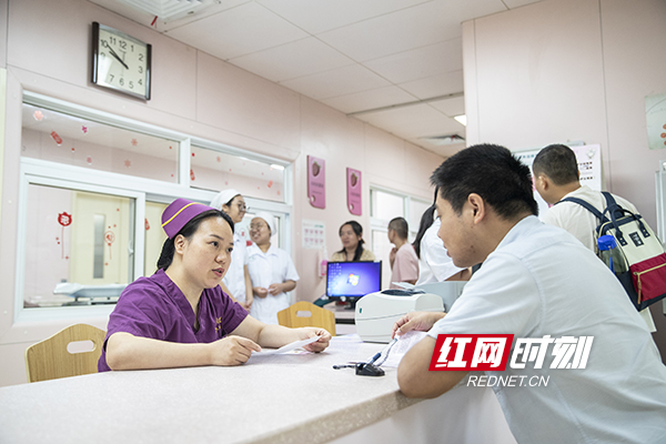 12.8月12日，湘雅医院，这位父亲向护士长李文预约袋鼠式护理，护士长给这名父亲详细的讲解袋鼠式护理的各项注意事项和细节。摄影 陈杰.jpg