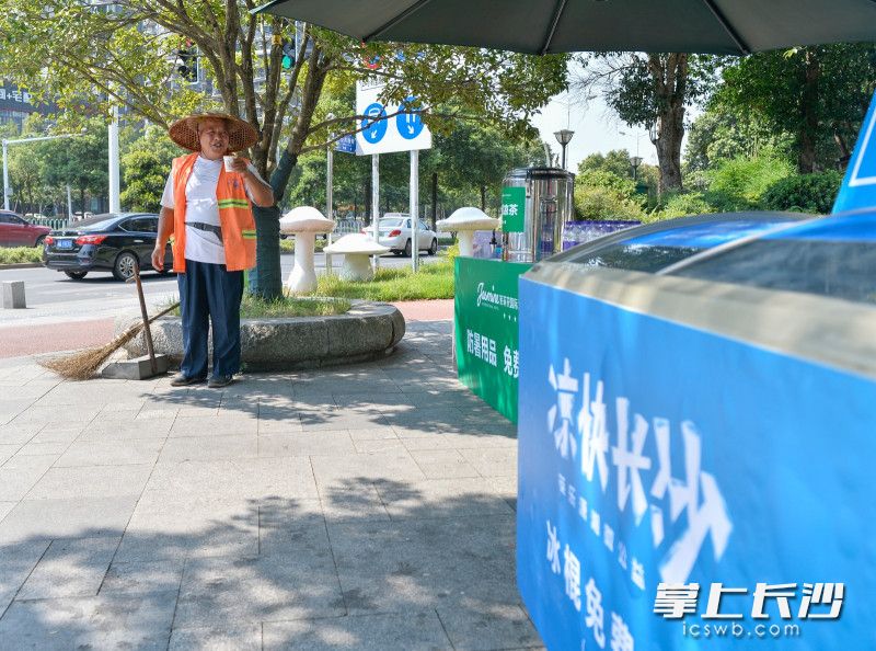 8月16日下午，岳麓区金星中路上，环卫工人王以千正在喝免费领取的凉茶，感到丝丝凉爽。    均为长沙晚报全媒体记者邹麟摄