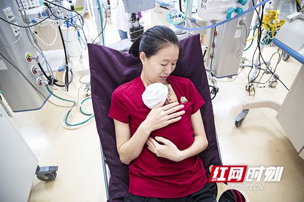 15.8月12日，湘雅医院新生儿科，一位母亲在新生儿保温箱中间安静的进行袋鼠式护理。摄影 陈杰 摄.jpg