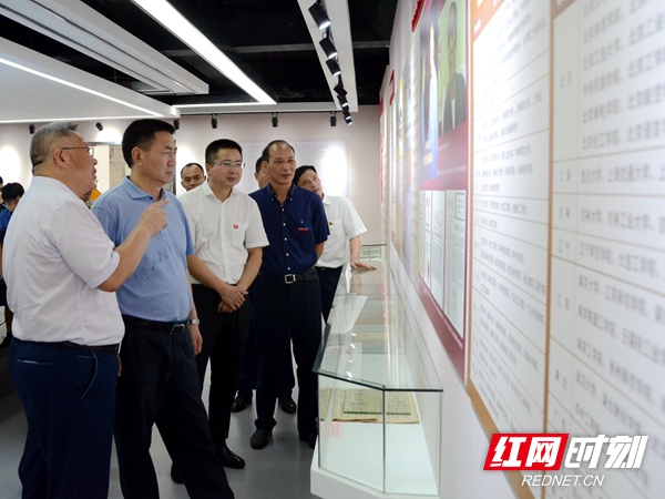 傅奎一行在湘潭大学校史馆考察2.JPG