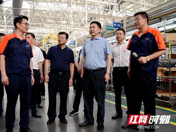 傅奎一行在吉利汽车生产车间考察.JPG
