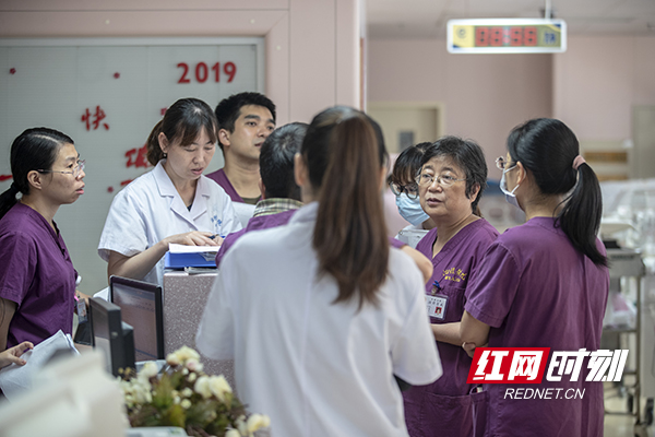2.8月12日，湘雅医院，听完早会医生交接班情况后，来到一个病房里，与医生商量治疗方案。摄影 陈杰.jpg