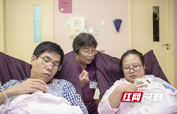 17.8月12日，湘雅医院新生儿科，岳少杰咨询袋鼠式护理父母在进行护理时遇到的各种情况，并且认真回答。摄影 陈杰 .jpg