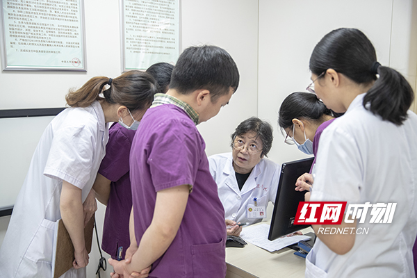 5.8月12日，湘雅医院，岳少杰教授是国内最早提出“袋鼠式护理”理论的专家，目前在湖南也是唯一的一家进行袋鼠式护理的医院。摄影 陈杰 .jpg
